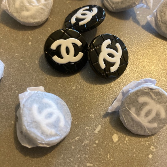 Genuine Coco Chanel Buttons. - Picture 5 of 9